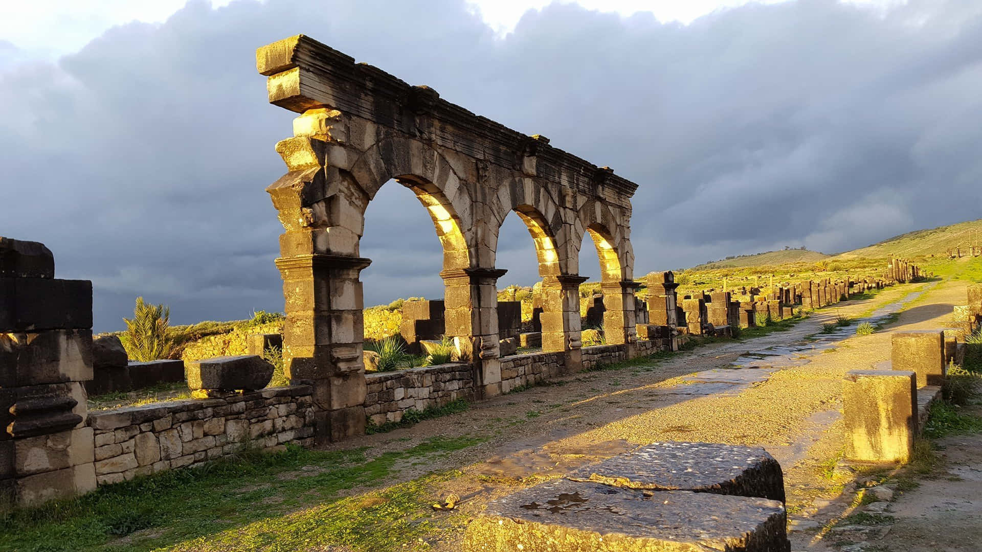 volubilis-ruins-thick-clouds-4v7qz26v8ow7ygo0